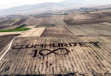 Çiftçi tarlasına traktörle ‘Cumhuriyet’ yazdı, Mehmetçik tesadüfen helikopterle görüntüledi