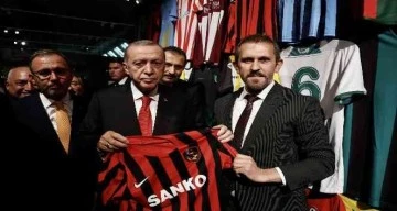 Cumhurbaşkanı Erdoğan'a Gaziantep FK forması