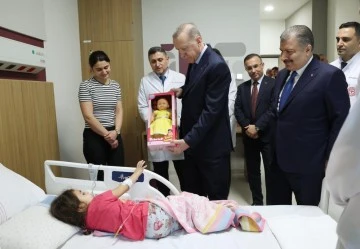 Cumhurbaşkanı Erdoğan açılışını yaptığı  hastanede tedavi gören çocukları ziyaret etti