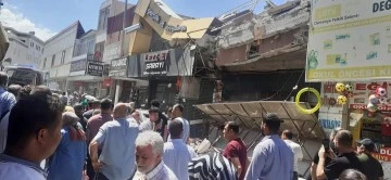 Deprem bölgesi Osmaniye'de 4 katlı bina çöktü, 3 kişi yaralandı