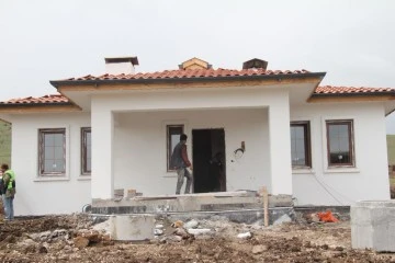 Deprem bölgesinde yapılan köy evlerinin ilk etabı bayramda teslim ediliyor