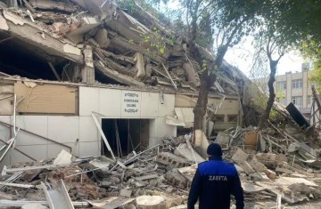 Depremde ağır hasar alan öğretmenevi yıkıldı