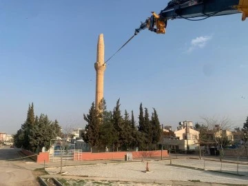 Depremde ağır hasar gören Camilerin minareleri yıkılmaya devam ediyor