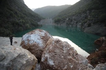 Depremde dağ dağa kavuştu, doğal göl oluştu