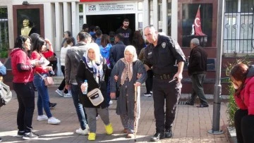 Depremde ölen polisin annesine Antalya polisi sahip çıktı