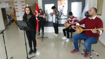 Depremzede öğrenciler deprem korkusunu müzikle atıyor