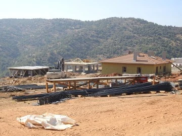 Depremzedeler için yapılan köy evlerinin inşası devam ediyor