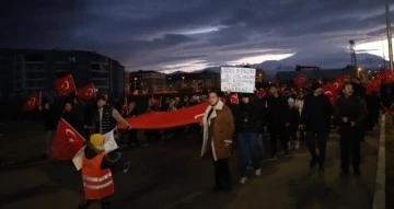 Dev Türk bayraklarıyla teröre lanet yürüyüşü yapıldı