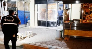 Dönerci dükkanına silahlı saldırı: Baba ve oğul yaralandı