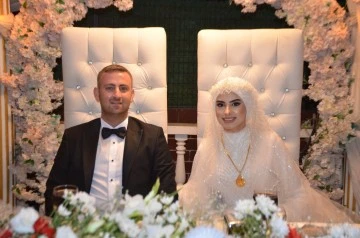 Düğüne Berber Yaşar’da katıldı! Bozkurt ve Akkurt Ailelerinin çocukları muhteşem bir düğün ile dünyaevine girdiler