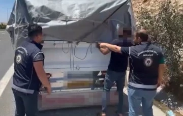 Durdurulan kamyonetin kasasında 43 düzensiz göçmen yakalandı