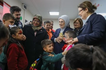 Emine Erdoğan Deprem Bölgesi Nurdağı ve İslahiye İlçelerini ziyaret etti