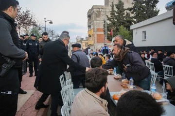 Emniyet Müdürü Ahmet Kurt personeliyle birlikte vatandaşlarla iftar yaptı