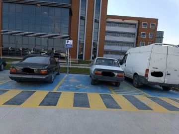 Engelli park yerine neden normal araç park eder?