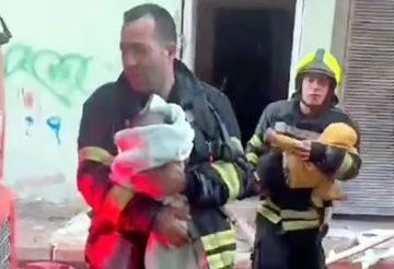 Ev yangınında 3 çocuk itfaiye ekiplerince son anda kurtarıldı