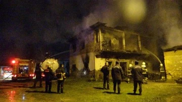 Evde çıkan yangında anne ve iki çocuğu hayatını kaybetti