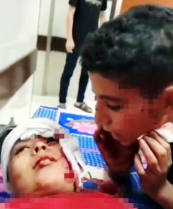 Filistinli çocuğun yaralı kardeşine şehadet getirmeyi öğrettiği anlar yürek burktu
