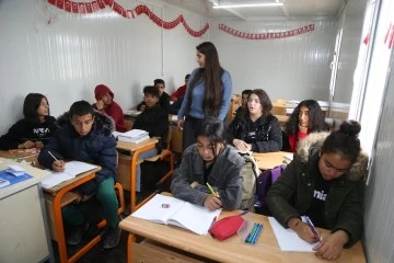 Gaziantep Büyükşehir, İlk Ders Gününde Öğrencilere Kırtasiye Ve Çanta Desteği Verdi