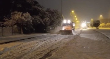 Gaziantep Büyükşehir Karla mücadeleyi tüm gece sürdürdü!