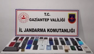 Gaziantep'te 194 adet kaçak cep telefonu ile 115 litre kaçak alkol ele geçirildi