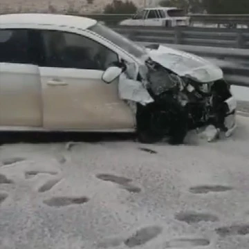 Gaziantep'te dolu yağışının beyaza bürüdüğü yolda zincirleme kaza