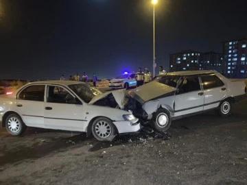 Gaziantep’te iki araç kafa kafaya çarpıştı: 2’si ağır 10 yaralı