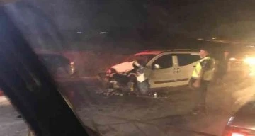 Gaziantep'te ticari araç ile otomobil kafa kafaya çarpıştı: 8 yaralı