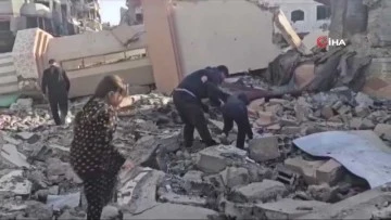 Gazze’de çocuklar cami enkazından Kur’an sayfalarını topluyor