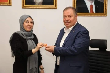 Gönül Öztin'in yerine gelen isme rozetini Başkan Ramazan taktı