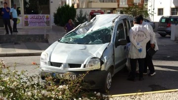 Hafif ticari araç kazada hurdaya döndü: 2 yaralı