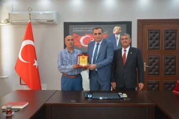 İl Özel İdaresi Genel Sekreteri Murat Küçükoğlu Emekli olan Personellere Plaket Takdim etti