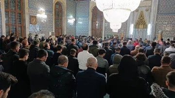 İlk Teravih Namazında Vatandaşlar Camiye Akın Etti