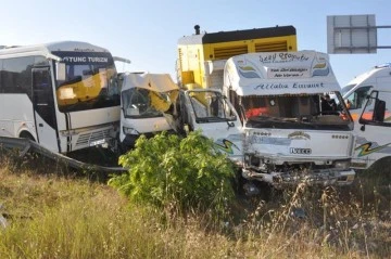 İşçi servislerine kamyonet çarptı: 18 yaralı