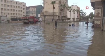 İskenderun’da sokak araları nehre döndü