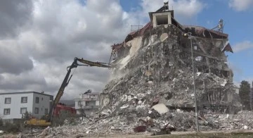 İslahiye'de enkaz kaldırma ve bina yıkım işlemleri sürüyor