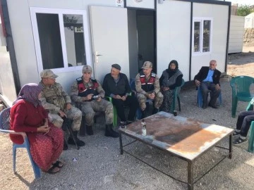 Jandarma Depremzedeleri Bayramda Yalnız Bırakmadı