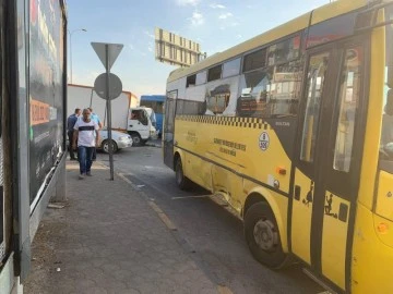 Kamyonet ile halk otobüsü çarpıştı: 1 yaralı