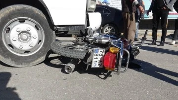 Kamyonet motosiklete çarptı: 1 ağır yaralı