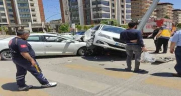 Kavşakta çarpışan otomobillerin sürücüleri yaralandı