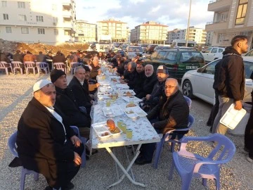 Kazancıoğlu Ailesi depremzede vatandaşlarımıza yemek ikramında bulundu