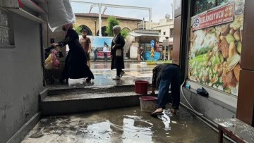 Kilis’te aniden bastıran sağanak yağış vatandaşları hazırlıksız yakaladı