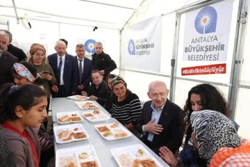 Kılıçdaroğlu, depremzedelerle yemek yedi