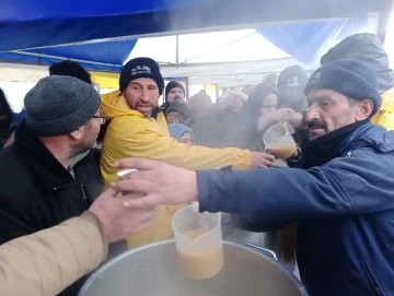 Kilis Belediyesi tarafından vatandaşlara çorba ve battaniye yardımı