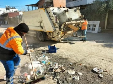 Kilis Belediyesinden alkışlanacak hareket!İşçiler Kırıkhan'ın temizliği için çalışıyorlar