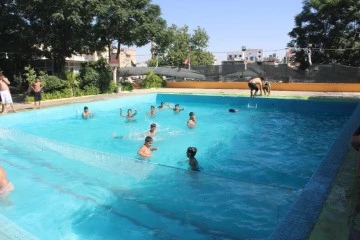 Kilis’te aşırı sıcaktan bunalanlar havuzlarda serinliyor