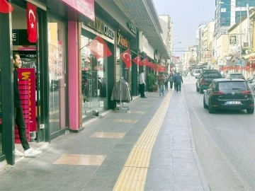 Kilis’te caddeler Türk bayraklarıyla donatıldı