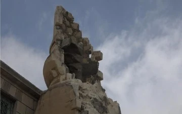 Kilis'te depremde ağır hasar alan minare kontrollü şekilde yıkıldı
