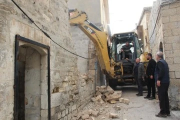 Kilis’te depremde ağır hasar gören yapılar yıkılıyor