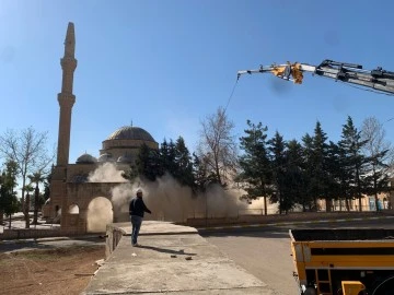 Kilis’te depremde zarar gören caminin minareleri kontrollü şekilde yıkıldı