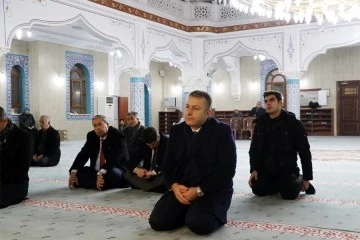 Kilis'te depremlerde hayatını kaybedenler için sabah namazında dua edildi